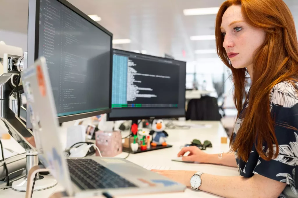 Webbeheerder controleert website-instellingen op een computerscherm